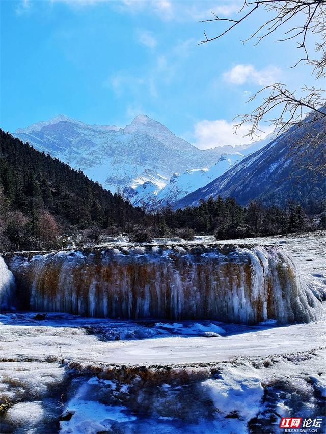 一半冰雪，一半碧波，冬日黄龙的色彩魔术