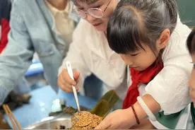 语文课本上的“端午粽”出现在教室里，孩子们吃得不亦乐乎图片