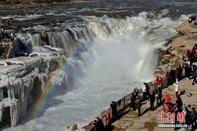 山西吉县：黄河壶口瀑布现冰瀑玉壶景观