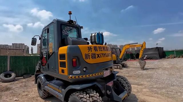 “挖机小何”的“公路缝补”之旅：给社会打“补丁”