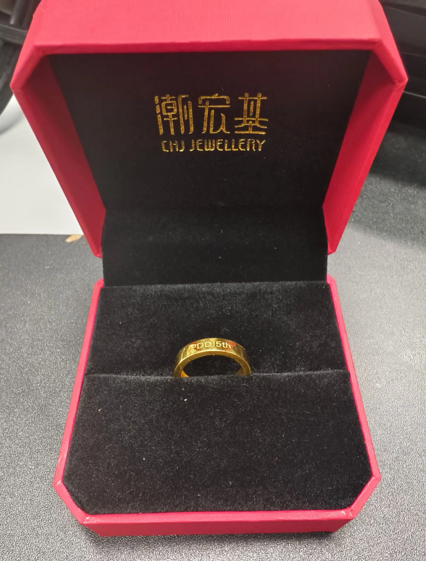 拼多多给员工发黄金，10年老员工直接领100克金子