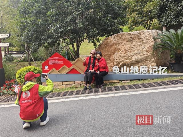 金秋映重阳，志愿暖龟山，武汉文旅志愿者爱心伴老添温情