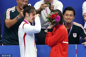 6金收官！张雨霏50米蝶泳夺冠，赛后和池江相拥而泣图片