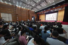 专家指导高考志愿填报：AI时代要避这些坑！图片