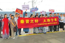 平遥古城“乘”着高铁加速跑图片