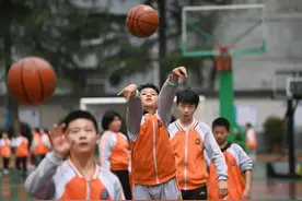 “校长跟占体育课老师吵架”，戳中了什么痛点图片