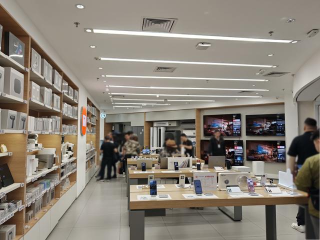 手机门店开始卷免费充电服务了？跑遍广州实测：最强竟是这两家