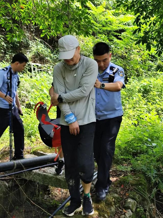 驴友登山摔伤被困，民警紧急救援