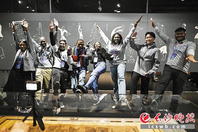 “哇”声一片中，杜甫江阁映入眼帘