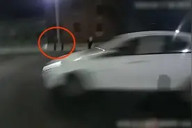 上海一男子欲轻生跳高架，多亏他们惊鸿一跃！图片