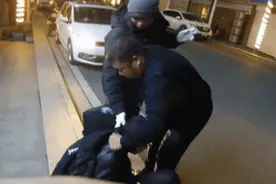 醉酒男子喊了一句，这位交警脱下了警服……图片