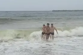“要谢就谢任贤齐……” 大哥下海救起父子俩后发声！刚刚，任贤齐回应了图片