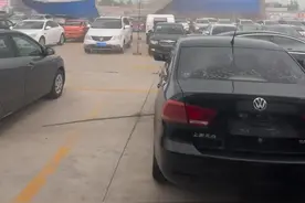 山东泰安突刮大风汽车市场受损，广告牌瞬间被撕碎，画面犹如万箭齐发图片