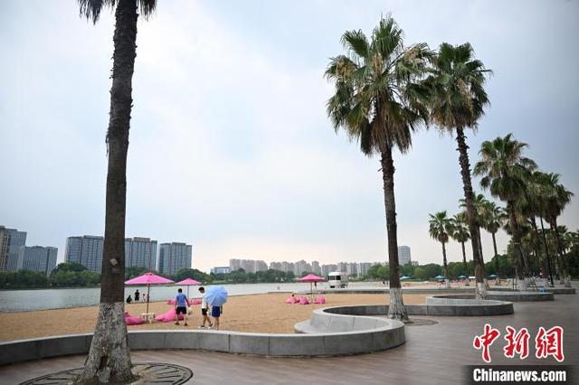 高温下的浙江杭州：“城市沙滩”吸引民众