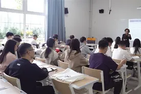 坚守讲台35载 她是学生眼中的“妈妈”老师——记兰州大学2023年“萃英好老师”获得者杨凌图片