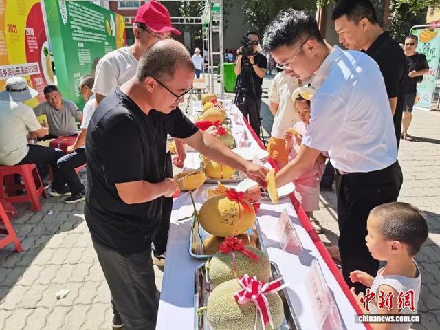 “中国甜瓜之乡”103团第十一届甜瓜文化旅游季举办