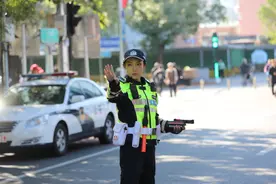潮人云集的北京三里屯，铁骑女警成一道靓丽风景图片