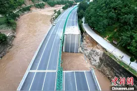 陕西柞水公路桥梁垮塌现场直击：村民半夜上高速拦车图片