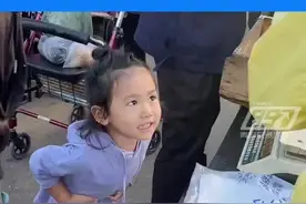 3岁萌娃帮姥爷卖豆腐 画面很感动很温馨图片