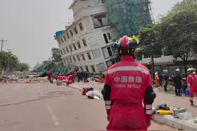 震后已超72小时，废墟传来清晰敲击求救声！救援队为定位被困者全场静默图片