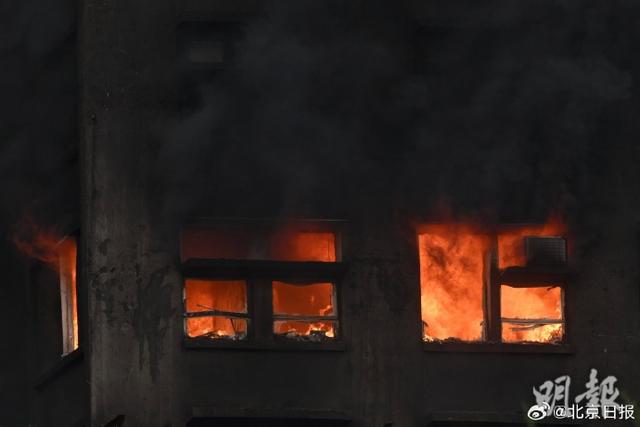 香港大埔现场风力较大，仍在灭火救援中；教育局：部分学校明日停课，派心理学家支援
