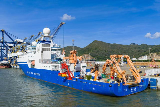 中大6000米级深海无人遥控潜水器“海琴”号开展首次深海试验