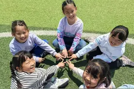 龙湖小学南校区：绿茵场上的欢乐午间时光图片