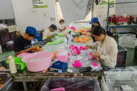 美国客户“砸单”，义乌工厂加急制作发货图片