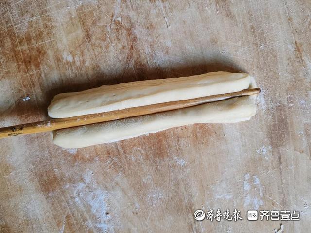 壹粉食堂|色泽金黄一口酥！家庭版自制炸油条这样做，美味又健康