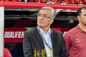 “苌”镜头｜梭鱼湾大雨中，国足梦幻开局悲剧收场图片