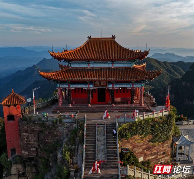 五雷仙山势惊天，秋日武姿舞云端