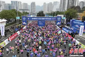 2024重庆半程马拉松鸣枪起跑 丁常琴打破赛会纪录夺冠图片