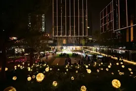 在“楼门口”暂别“班味”，陆家嘴光影市集丰富白领职工下班生活图片