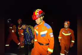 多名驴友夜爬灵山迷路，门头沟消防引导安全下山图片