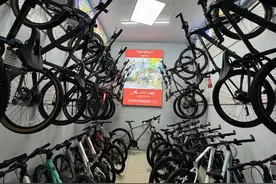 自行车价格“成千上万”、逾十万不等，骑行圈“拼装备”热度不减 | 关注骑行安全④图片