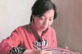 她用50年的坚守 传递成都漆器之美图片