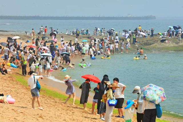 众拍 | 日照海边被 “人海” 包围，沙滩秒变 “人的海洋”
