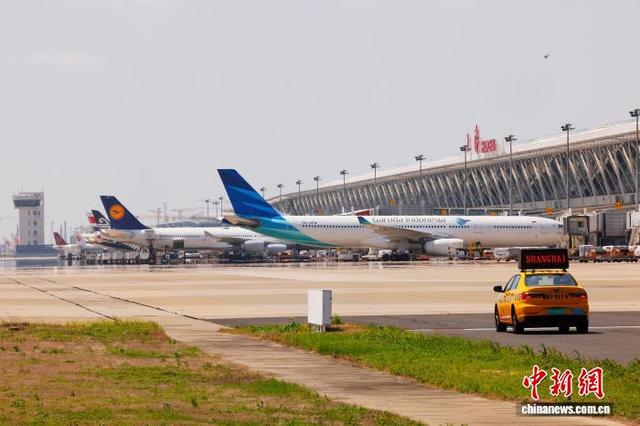 机坪最高温近60℃ 上海机场人辛勤坚守保障旅客顺畅出行