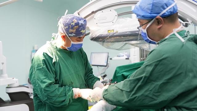 昆明骨科医院成功完成一例AI机器人辅助股骨颈骨折复位内固定术