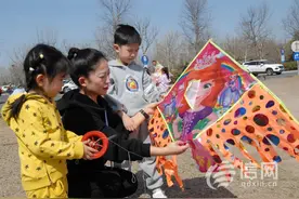 青岛即墨区市民踏春放风筝 感受春天气息图片