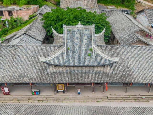 安逸四川 乐游绵阳 ‖ 郪江古镇：古榕听雨，崖墓谜光，邂逅千年王城遗韵