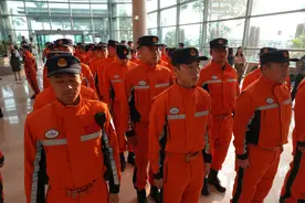 中国救援队抵达缅甸仰光国际机场(2)图片