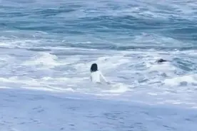 多次冲入巨浪“拿命在救人”的白衣小哥入选见义勇为勇士榜 当事人：荣幸之至图片