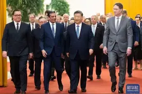 习近平会见国际工商界代表   奔驰、宝马、丰田等车企代表参会图片