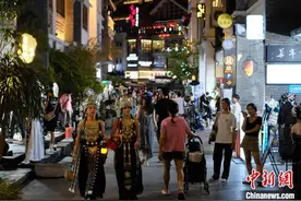 广西步行街旅拍“火爆” 民族服饰引领风潮图片