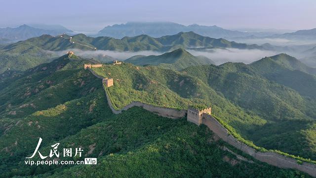 北京密云：蟠龙山长城晨雾缥缈景美如画