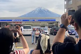 抵挡黄金周游客热潮，日本一小镇采取极端方式维护秩序：拉黑布遮挡富士山远景图片