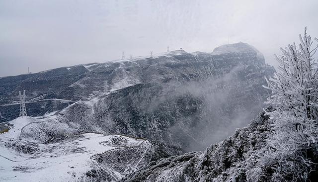 盘州：乌蒙大草原冰雪交融雾凇美