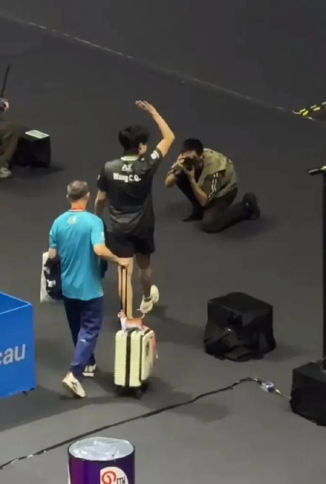 6局只差10分！樊振东战胜王楚钦，观众称“不敢呼吸”，王楚钦离场时挥手致意