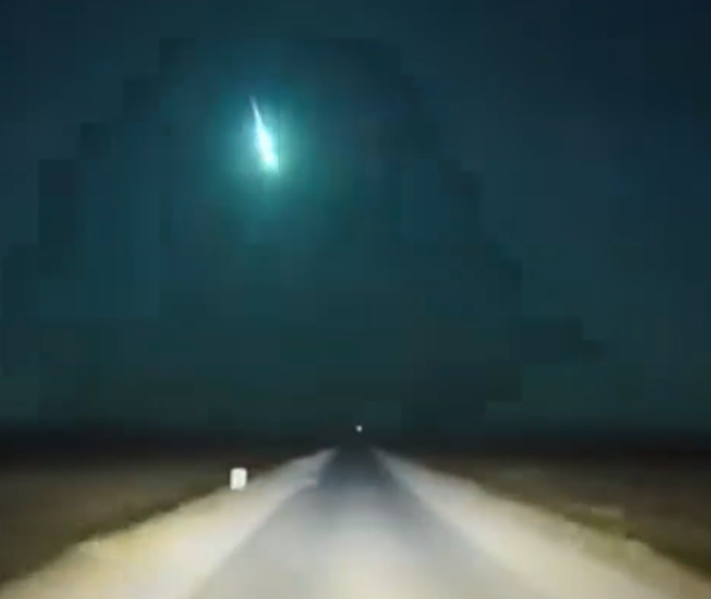 宁夏多地夜空现蓝绿色不明物体？天文台：未监测到流星或陨石坠落的现象